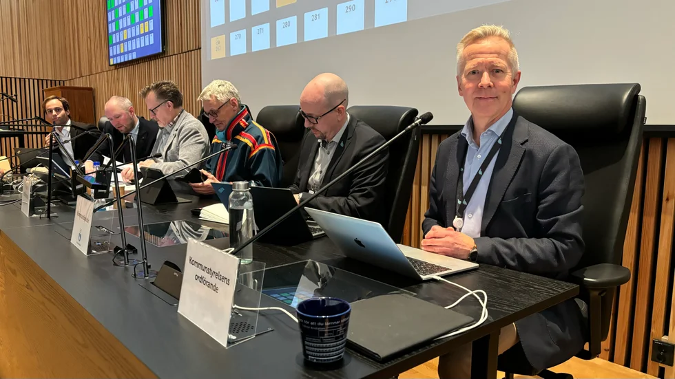 Kommunalrådet Mats Taaveniku (S) bredvid nya kommundirektören, Andreas Fredriksson. 