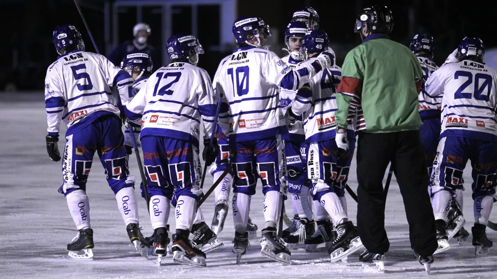 IFK Motalas spelare klappar om lagkaptenen Jonas Enander som valde själv att inte jubla när han gjorde mål på sin moderklubb på barndomsarenan. Enander myste när han kom hem till där allting började.