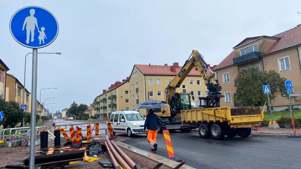 Det är fortsatt hänsyn till personal som gäller om man som bilförare inte kan välja någon annan väg än Östermalmsgatan.