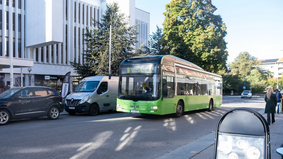 Att köra buss har blivit svårt i Uppsala, skriver insändarskribenten som är busschaufför. Han uppmanar nu styrande politiker att haka på en tur för att förstå vilka trafikproblem som bör prioriteras.
