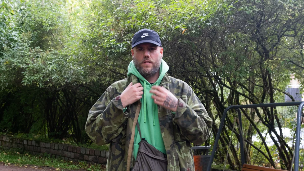 "Mycket av min personlighet kommer från morsan. Hon var ju fräck och rapp i käften. Hon sa någon gång om mig att "om inte den här jäveln håller på och skämmer ut oss framför släkten hela tiden" (skratt). Jag tror farsan är ett större fan av min musik än vad mamma var". 
