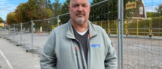 Lars får inte ut sin motorcykel – gatuarbete blockerar garaget 