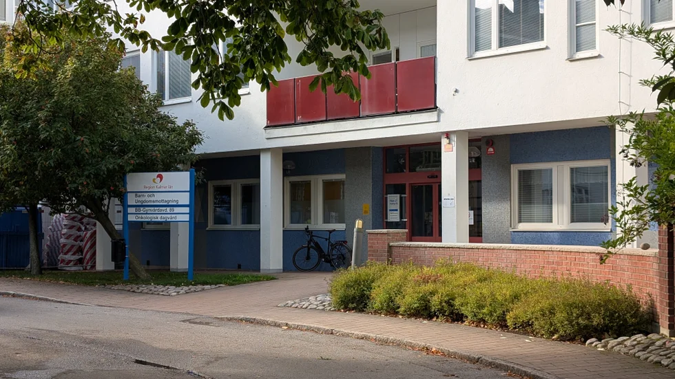Kvinnokliniken i Västervik har inte kunnat rekrytera de läkare som behövs för att få schemat att gå ihop. Nu söker regionstyrelsen dispens för att kunna frångå de allmänna bestämmelserna om ordinarie arbetstid och jour i kombination.