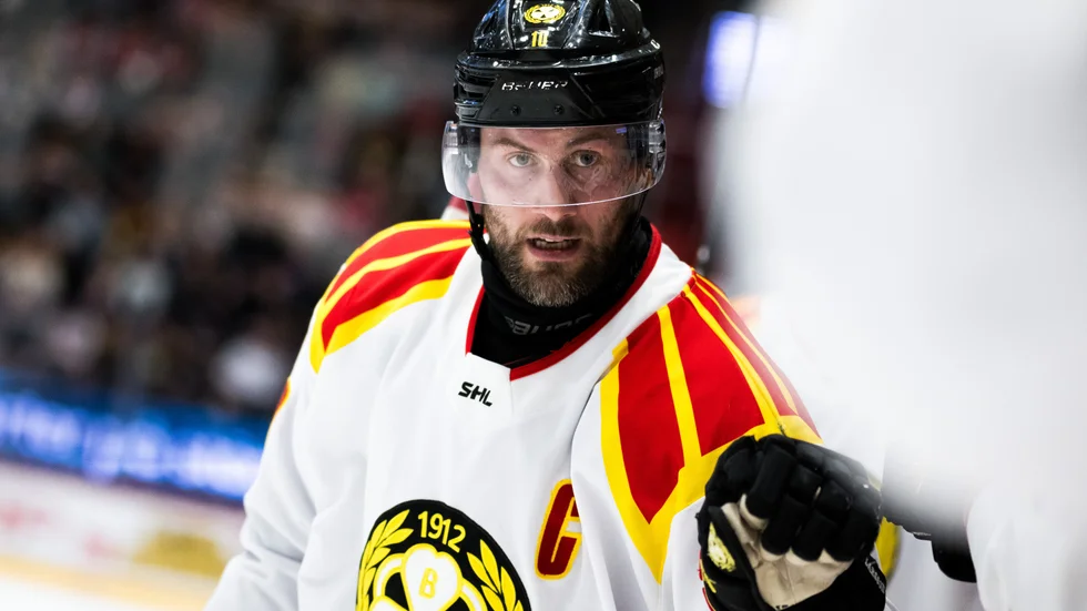 Johan Larsson förlängde nyligen med Brynäs över säsongen 2027-2028. Det kan också bli slutet på hans egen spelarkarriär då Johan fyller 36 när kontraktet löper ut.