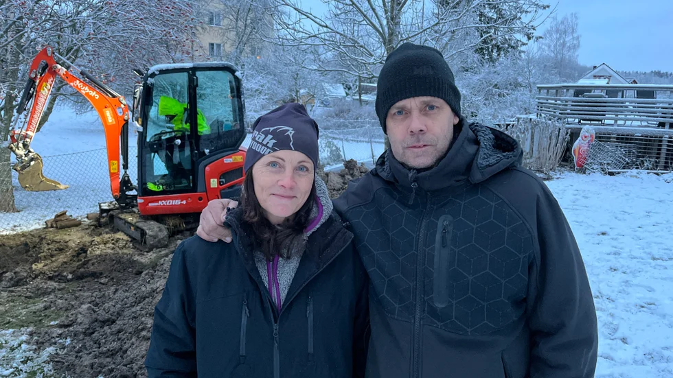 Annika och Petri "Peppe" Järvinen på Skogsvägen i Skogstorp får en stor del av sin tomt uppgrävd. 