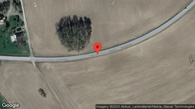 En personbil i trafikolycka på väg 635
