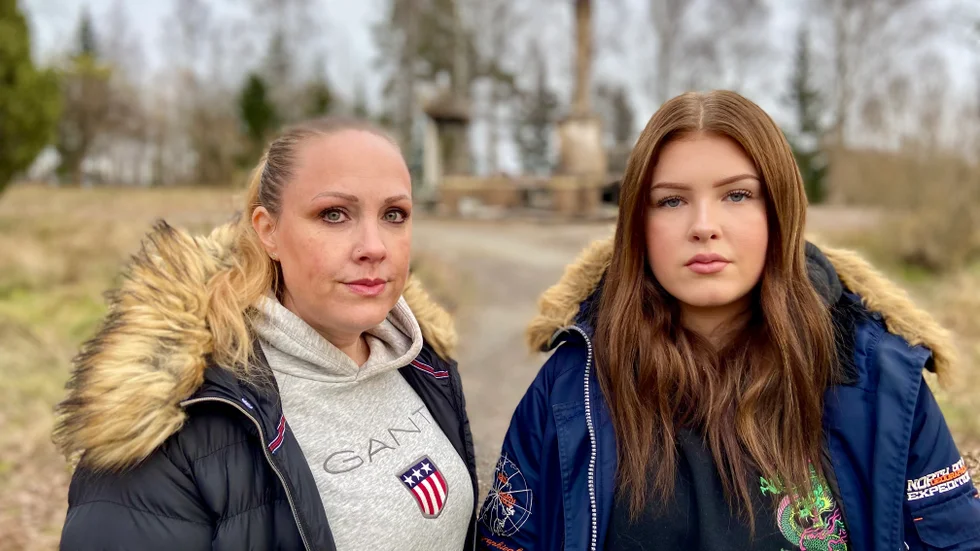 Elin Hemlin och dottern Mindy Björk, 17, har fått två gamla familjehus nedrivna av kommunen. "Det känns ledsamt att de väljer att riva husen för oss som har så mycket minnen till dem", säger Elin Hemlin. 