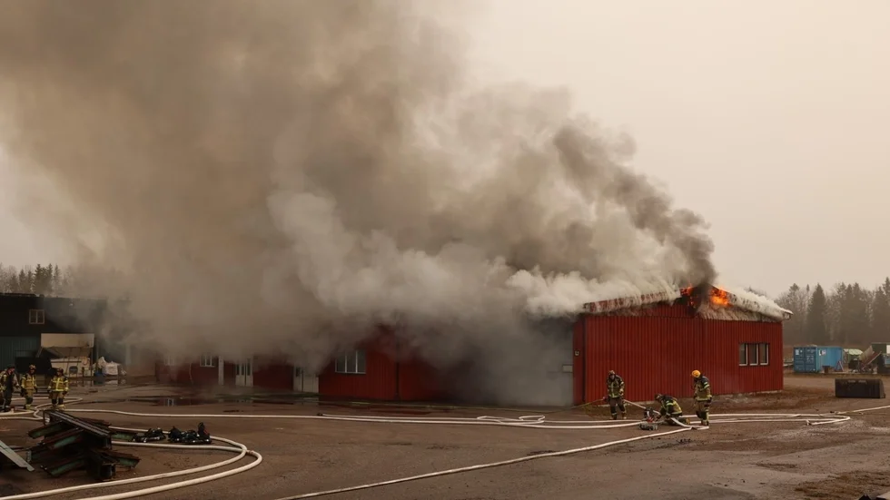En industrilokal brann ned utanför Karlholm.
