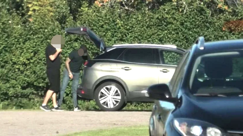 "Francesco" till vänster fotograferad av spanare. Han står vid en av de bilar som polisens infiltratör försett honom med. 
