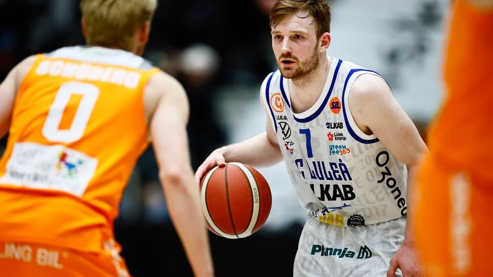 "Det var tufft i dag", konstaterar Gustav Hansson – som fick spela 37 minuter och 25 sekunder i Travis Henson, De´Monte Buckingham, Brandon Johns Jr och Devonte Gaines frånvaro.