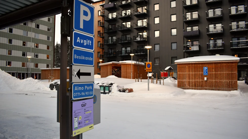 Skebos gästparkeringar har blivit avgiftsbelagda.