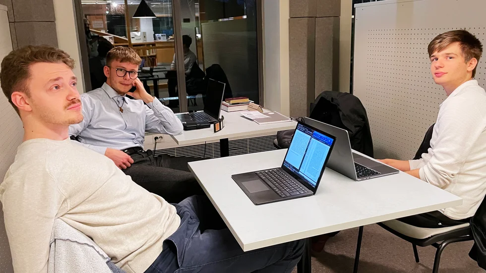 ChatGPT har sannolikt konkurrerat ut mycket annat fusk, som plagiat – men kan också användas för att få eller testa idéer, säger studenterna Martin Bodin, Theo Dalström och Benjamin Kangert.