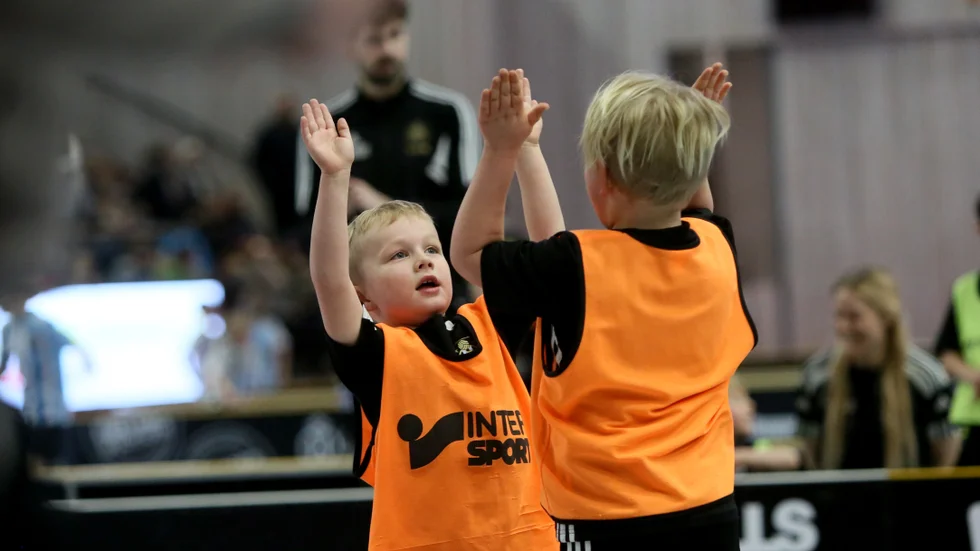 Destination Gotland Cup inleddes på fredagen när den yngsta klassen intog Ica Maxi Arena.