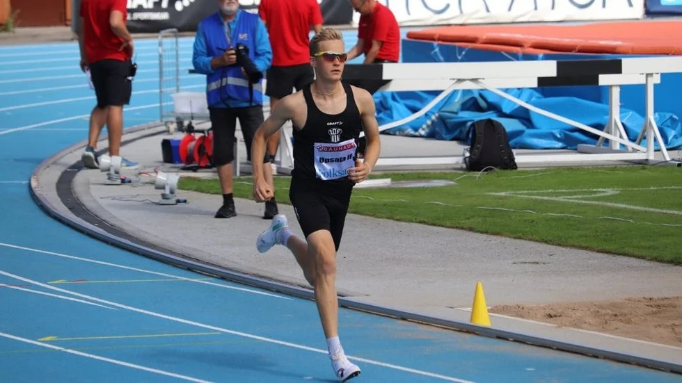 Jesper Sandberg har lämnat fotbollsplanen för löparbanorna och terrängspåren. I helgen blev han svensk mästare i terräng i M22-klassen.