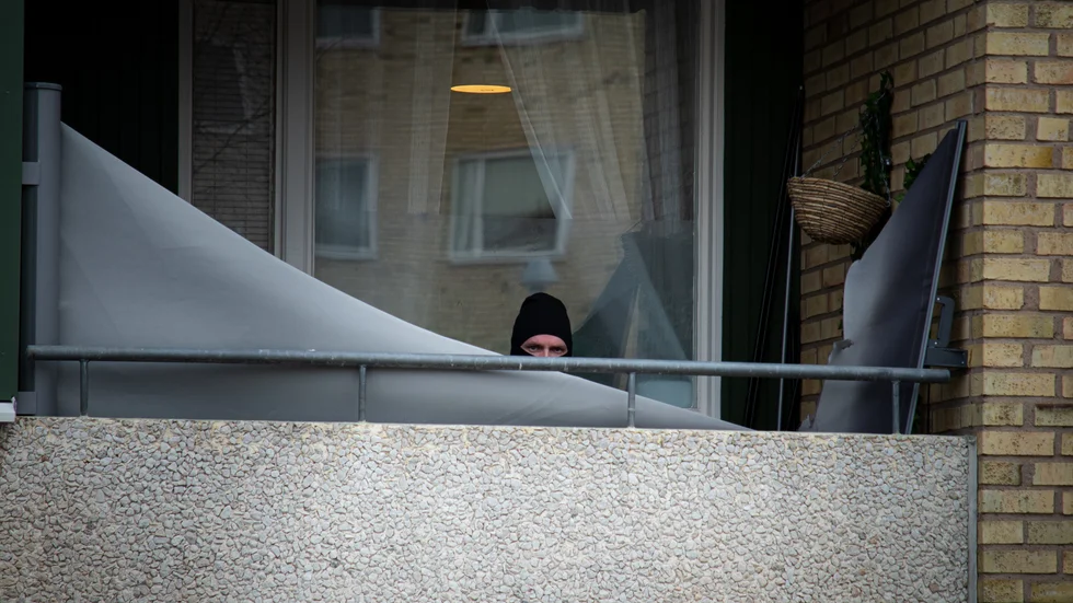 Vid tillslaget mot den misstänkte mannen från Linköping i april förra året sökte Säkerhetspolisen genom hans bostad i Berga, här en maskerad polis på balkongen.