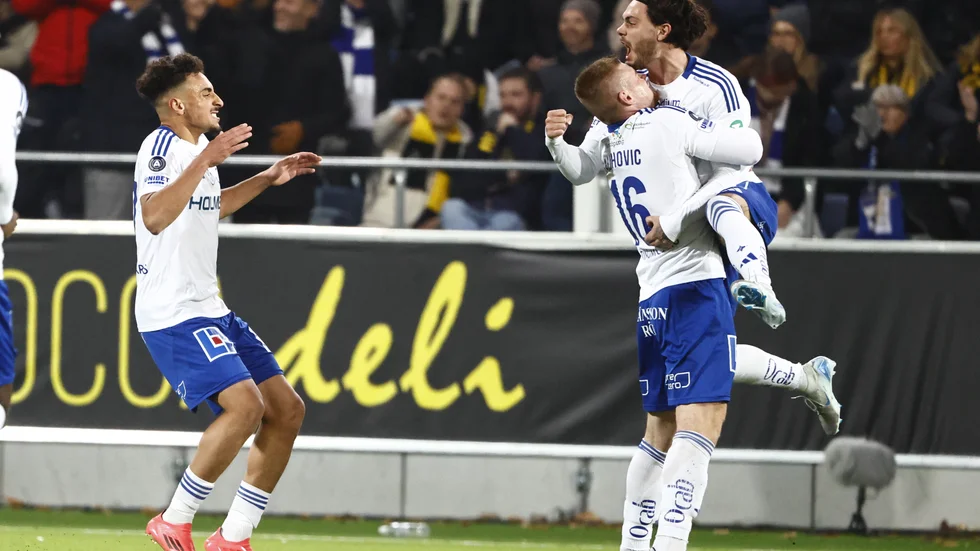 David Moberg Karlsson jublar med Moutaz Neffati och Dino Salihovic över segermålet mot AIK.