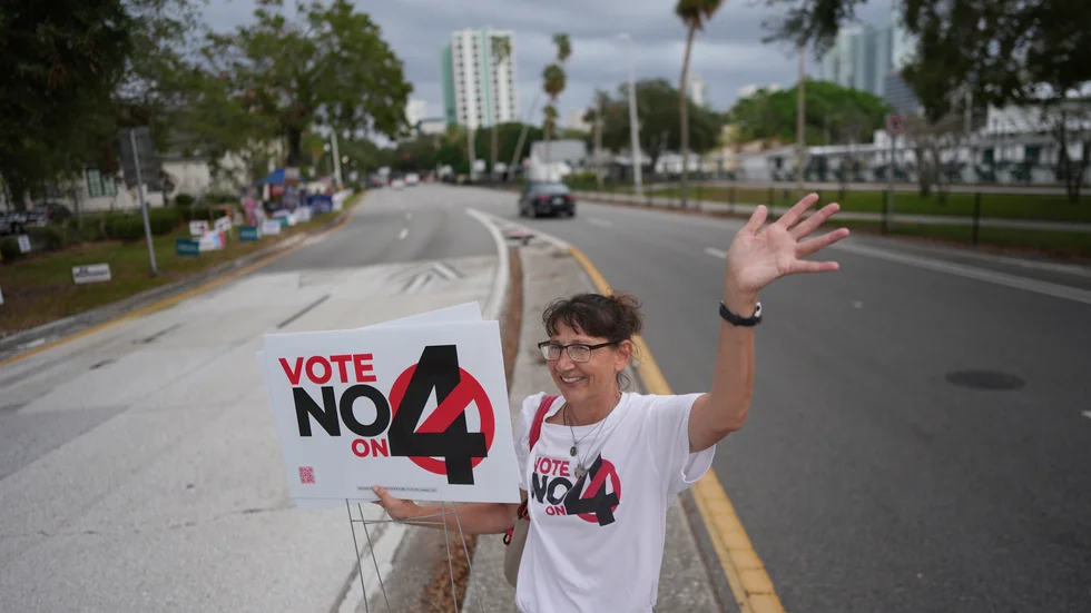 Anti-abortaktivisten Sonja Kahkonen kampanjar för ett nej till utökad aborträtt i delstaten Florida på valdagen.