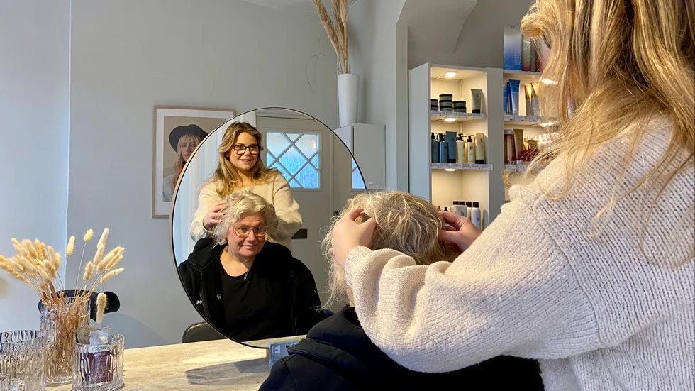 Sofia Heimer Karlsson och Heidi Perssons vägar korsades när Sofia vann en tävling på salongen. Nu ställer Heidi Persson och hennes kollegor upp med sax och kam, för andra året i rad.