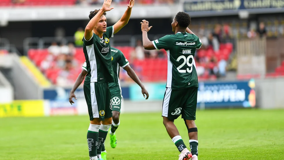 Hammarbys Deniz Gül jublar med Divine Teah. Arkivbild.