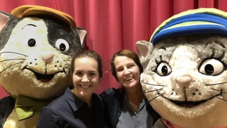 Emma Zimdahl och Åsa Stocksén, Henson tillsammans med Pelle Svanslös och Maja Gräddnos under utdelningen av Våga vara snäll-stipendiet.