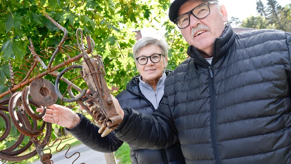 Maria Burlin och Gunder Burlin vid en av återbruksskulpturerna som fanns i Edelviks trädgård i helgen.