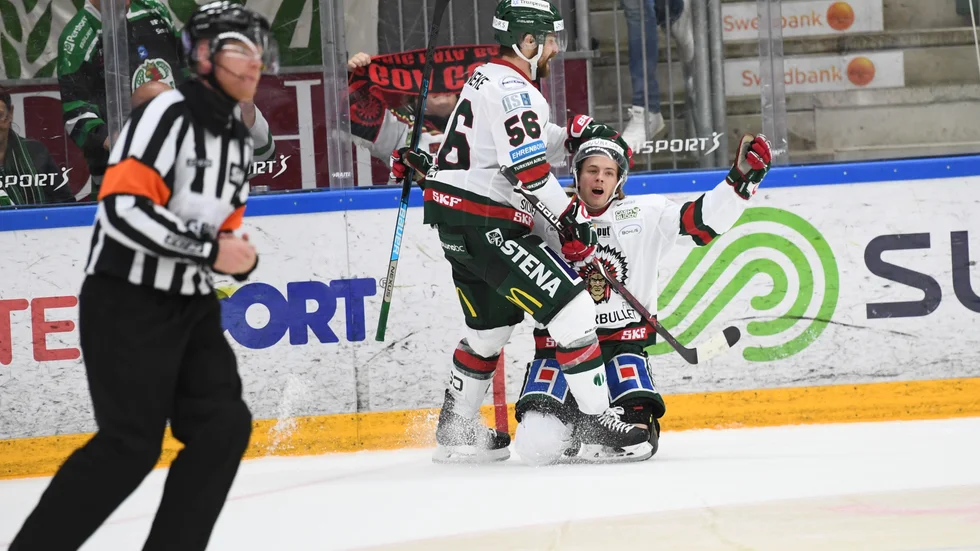  Frölundas Tim Söderlund efter sitt matchavgörande mål på övertid borta mot Rögle. Lagkamraten Jonathan Sigalet till vänster. 