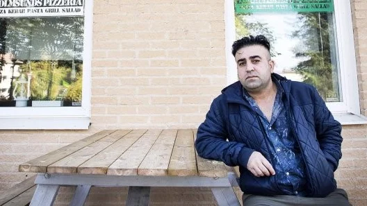 Osman Mahmoud har bott i Sverige i tio år och är garanterad fast jobb på pizzerian i Holmsund. Men nu utvisas han för att hans tidigare arbetsgivare missade att betala semesterersättning för fem dagar.
