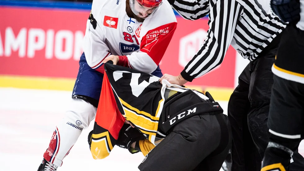 Helsingfors Lucas Lessio fick matchstraff efter sin tackling på Patrik Norén. Lessio hann även med att kasta handskarna och bråka med Johan Alm. 