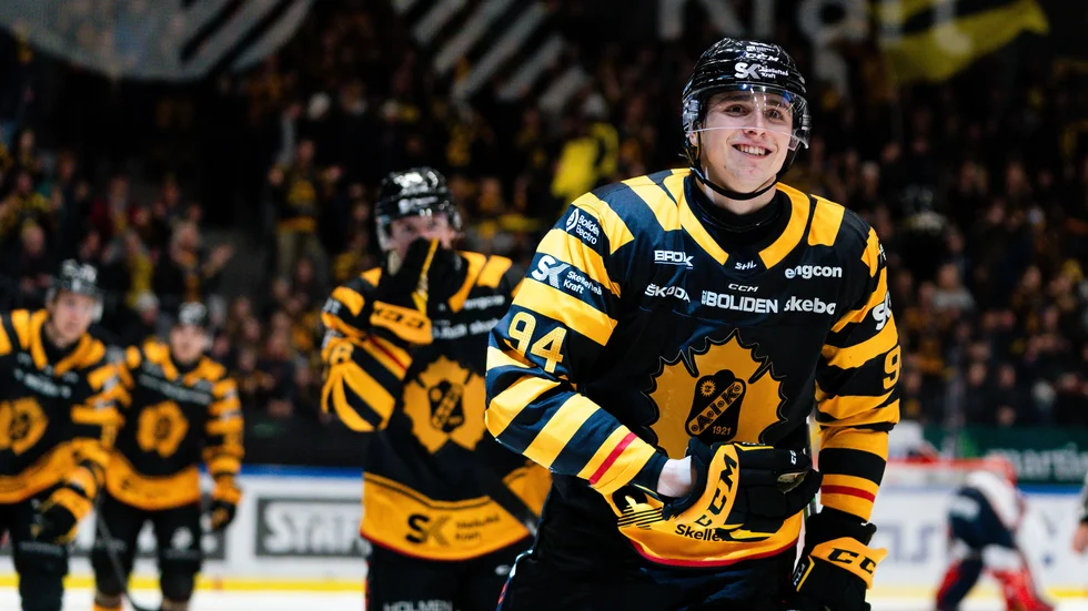 Linus Karlsson blev tvåmålsskytt när Skellefteå AIK besegrade Växjö på hemmaplan.