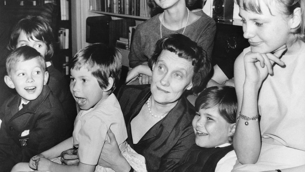 Astrid Lindgren i centrum av gänget som spelade in hennes TV-serie "Vi på Saltkråkan".

 Arkivbild från 1964. 