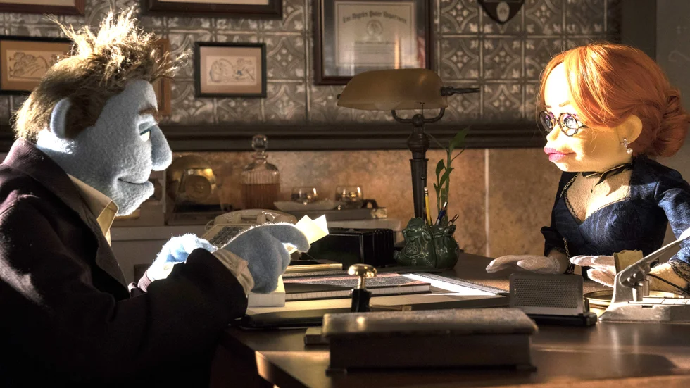 Privatdetektiven Phil får besök av en klient i ”Happytime Murders”