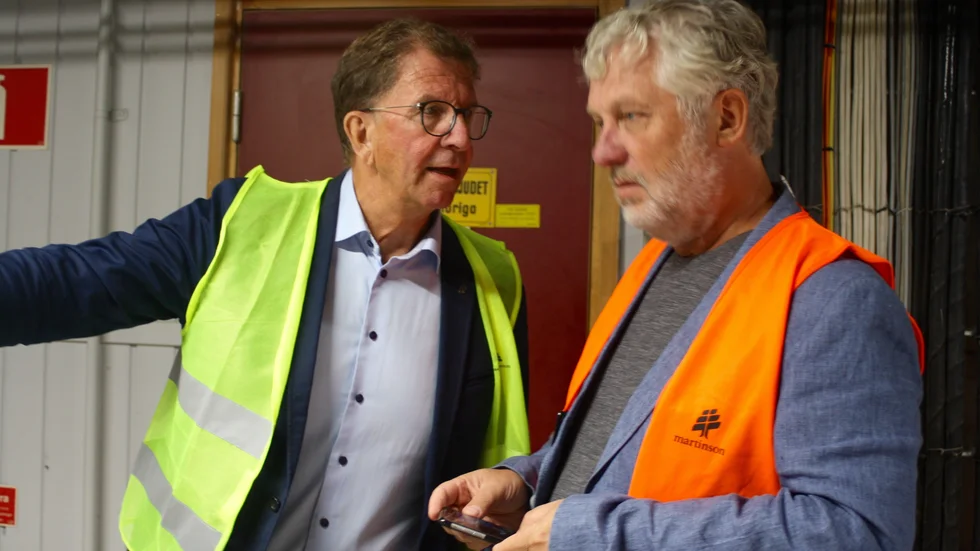 Lars Martinson berättar för Peter Eriksson om hur fabriken för KL-trä fungerar.