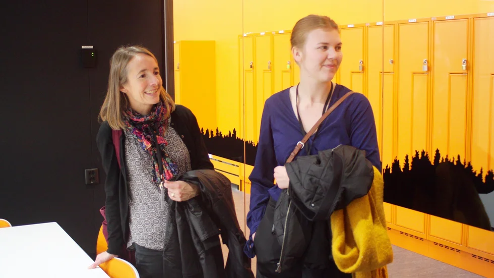 Stadsarkitekt Maria Åberg och byggnadsingenjör Nelly Lainio studerar interiören på Morö Backe skola