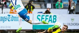 Målkungen stöttar från soffan