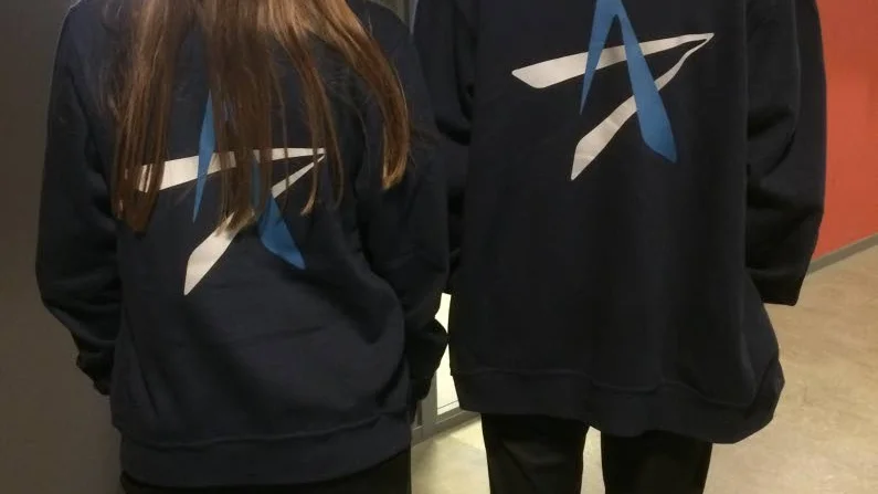 Cardigans. Mörkblå med skolans logga.