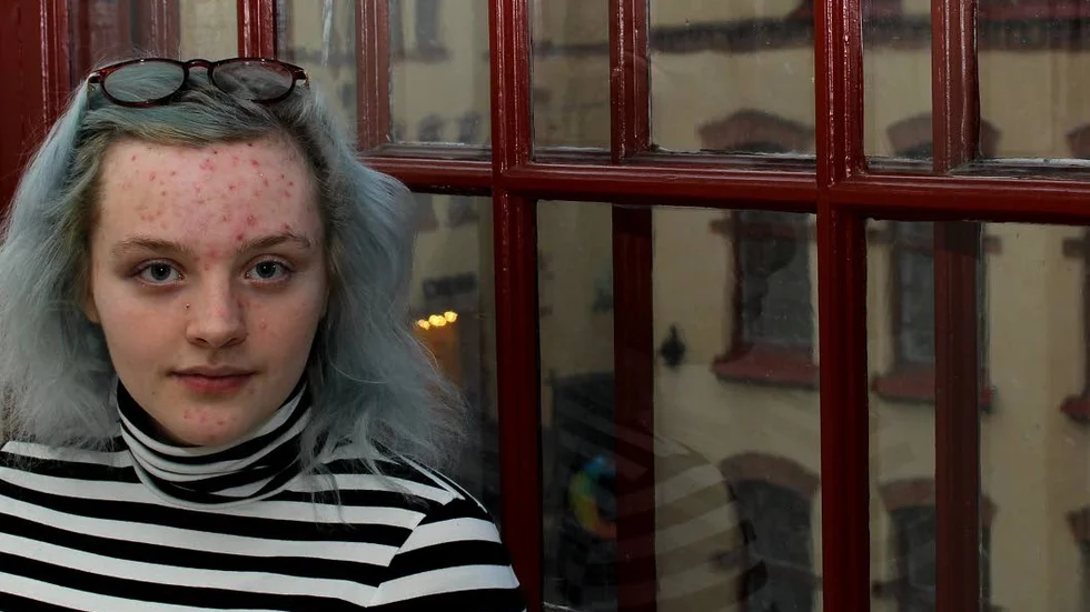 Få vågar fråga. Vad är det egentligen som rör sig i huvudet på 18-åriga Emelie Karlsson? I föreställningen "Autism för dummies - konsten att vara en alien" får publiken svar på sånt de kanske inte vågat fråga.