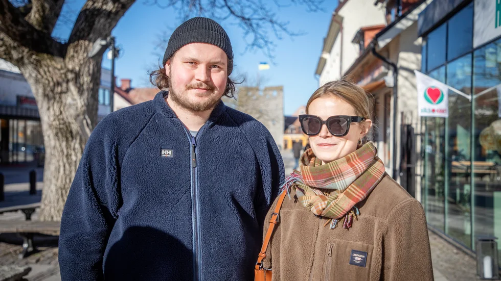 När Andreas Pettersson och Ida Pekkala jobbade tillsammans som kockar tjänade de lika mycket. ”Nu jobbar jag inom hemtjänsten, där är det lite lägre lön. Vårdyrken har ju dåliga löner, men man får så att man klarar sig”, konstaterar Ida Pekkala.