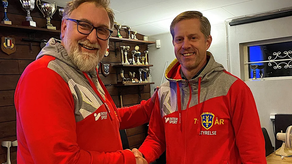 Peter Wallin, till vänster, lämnar över ordförandeskapet i EHF till Andreas Hammar, sedan tre år ordförande för en annan stor Enköpingsförening, Fanna BK.