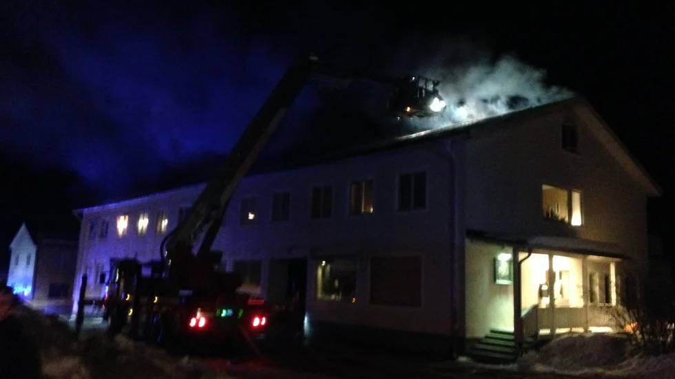 Larmet om branden i Jörn inkom strax före klockan 22.30 på måndagskvällen. 