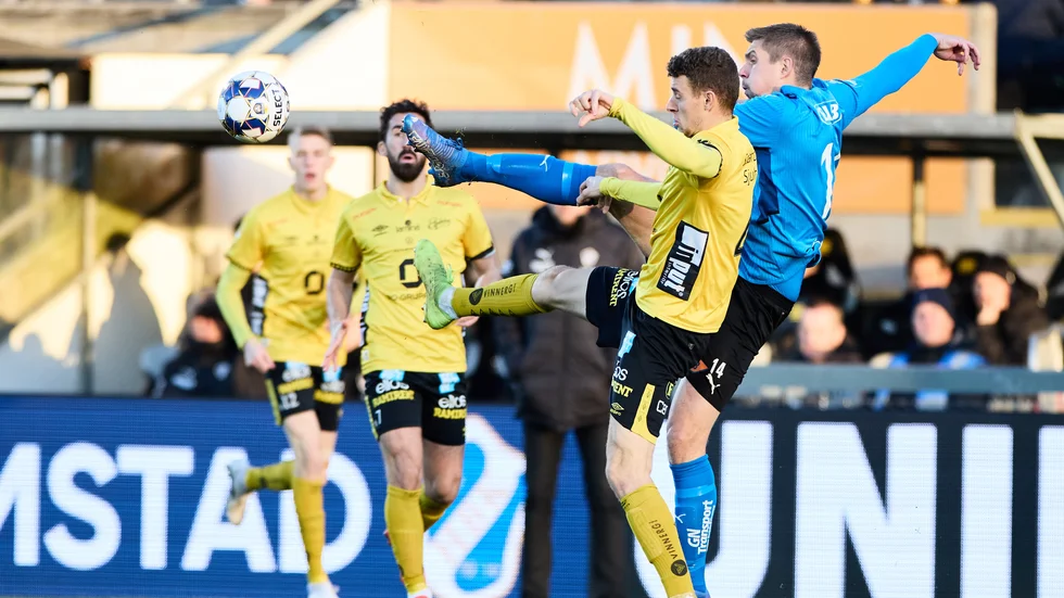Elfsborgs Christopher McVey och Halmstads Mikael Boman under söndagens fotbollsmatch i allsvenskan mellan Halmstads BK och IF Elfsborg på Örjans vall.