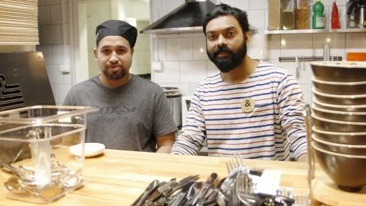 Den nya restaurangen öppnar i MVG-gallerians nedre plan och kommer både att servera sushi och den trendiga rätten Poké Bowl. Från vänster kocken Habib Badshah och ägaren Mamun Rashid.