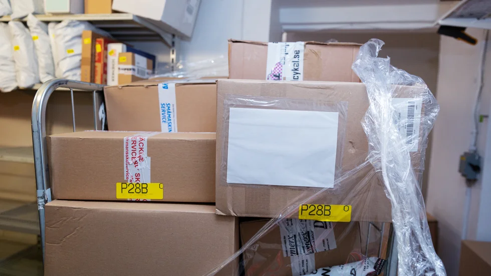 En 24-årig kvinna i Eskilstuna har dömts för olovligt förfogande sedan hon hämtat ut ett paket som tillhörde en annan person. (Bilden är tagen i ett annat sammanhang.)