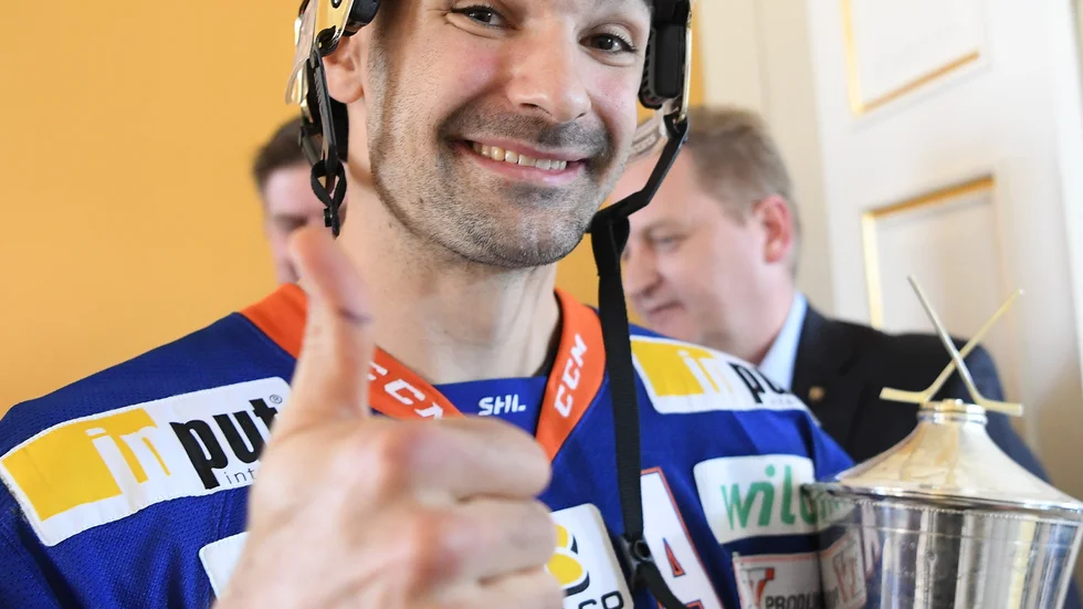 En nyrakad Daniel Rahimi med bucklan dagen efter segern i SHL-finalen.