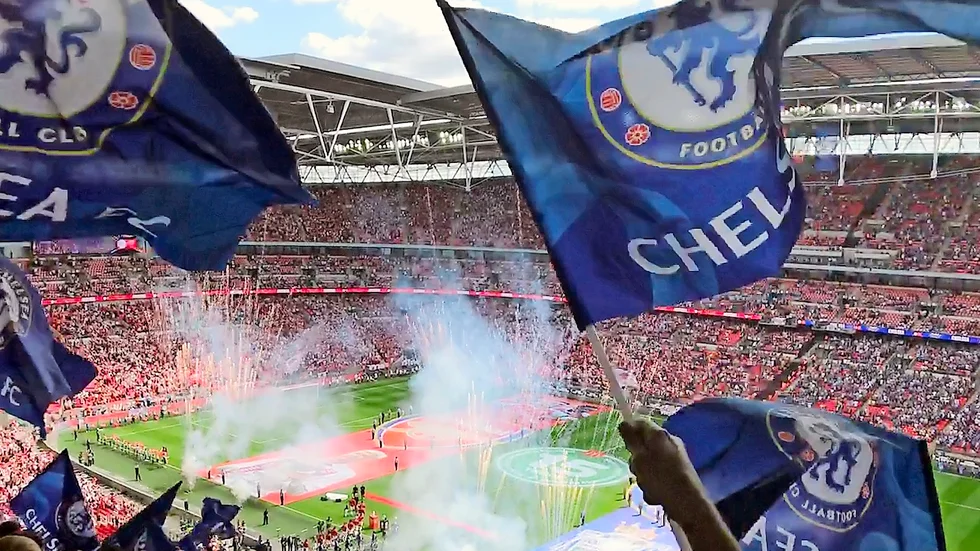 Massor av fotbollsfans på Wembley i London inför en match mellan Chelsea och Arsenal den här säsongen.