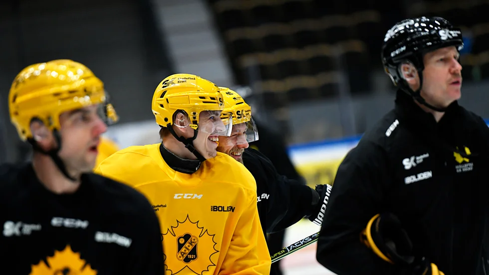 Oscar Möller, som var sjuk i slutet på förra veckan och missade lördagens match mot Leksand, var tillbaka i full träning under måndagen.