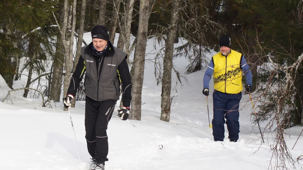 Mikhail Maliarik och Fredrik Ekefjärd testar elljuspåret i Missenträsk.
