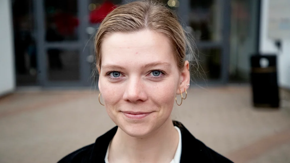Lisa Nåbo är ordförande för SSU och uppväxt i både Linköping och Rimforsa. Hon blev trött när hon hörde att Centerpartiet inte kommer att stödja regeringens budget. "C borde ägna sig åt konstruktiv politik istället för att posera och spela".