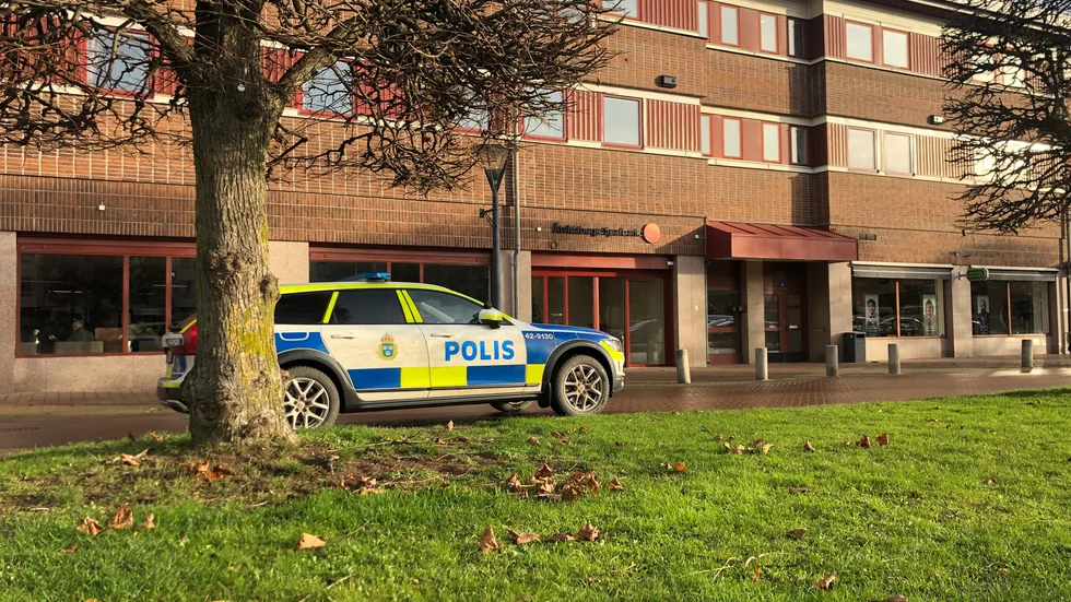 Polisen på plats vid banken i Åtvidaberg.