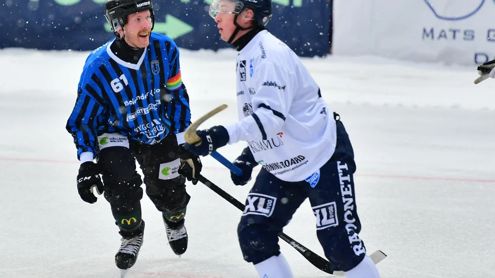 Ted Haraldsson vill ha frislag under första halvlek mot Rättvik, när snöandet pågick som mest.