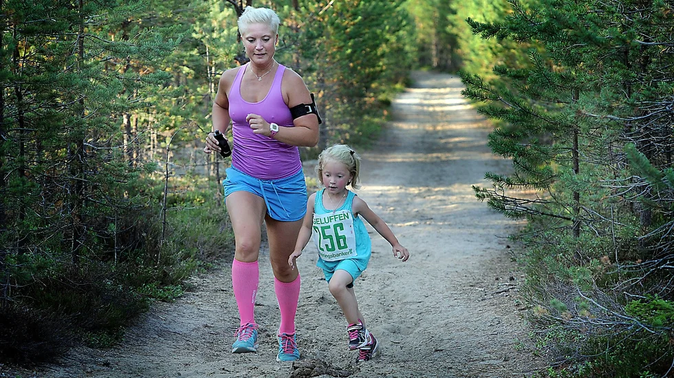 Mot mål igen. Ida Karvonen har sprungit alla årets Drängsmarksterrängen förutom två. Igår sprang hon sträckan 1,5 kilometer tillsammans med mamma Johanna Karvonen.